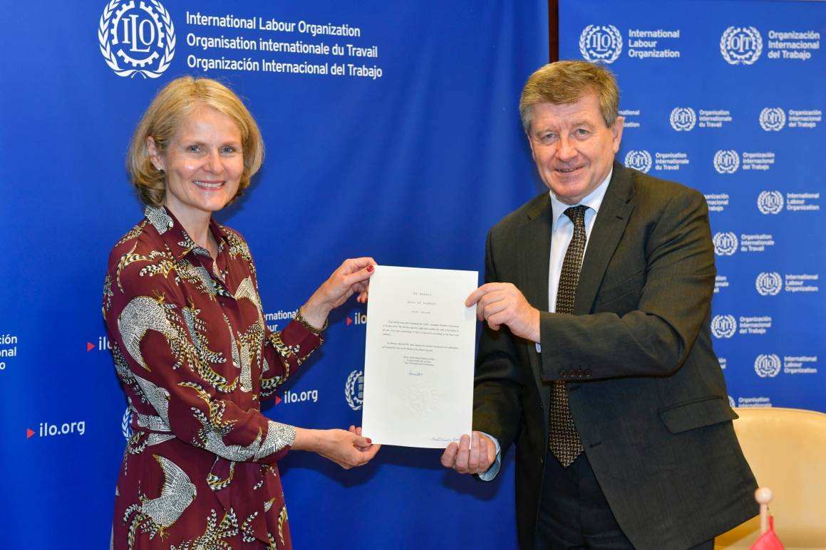 Ambassadør Tine Mørch Smith, som er Norges representant i FN og for internasjonale organisasjoner i Genève, og ILOs generaldirektør Guy Ryder. Foto: ILO